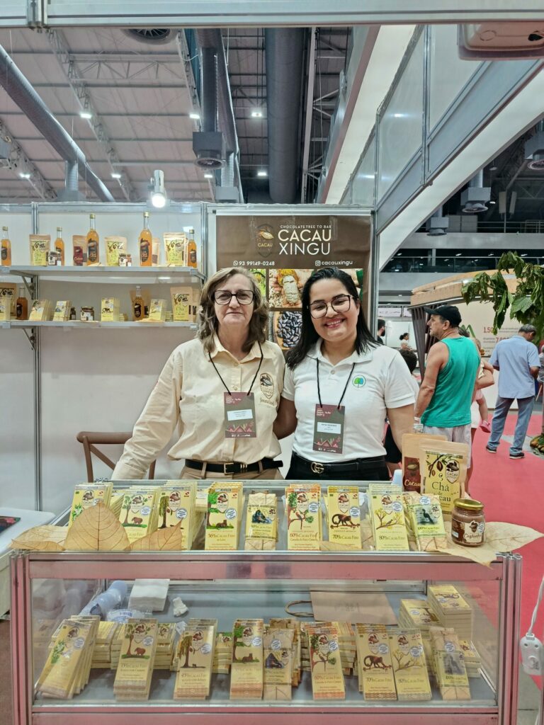 Da direita para a esquerda:  Coordenadora de OSP do Projeto,  Maysa Medeiros, com a produtora Jiovana Lunelli  Da direita para a esquerda:  Coordenador de cadeias e mercados do Projeto, Pedro Xavier, com o produtor Cláudio Aquino