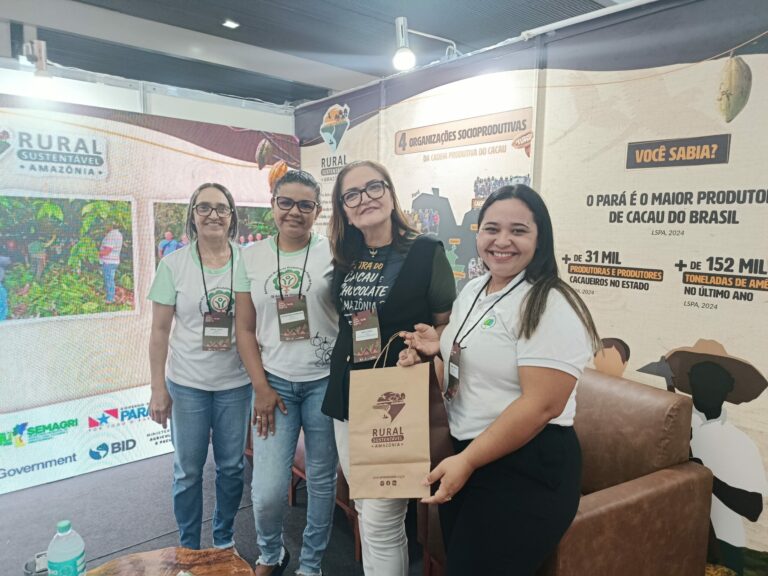 Da direita para a esquerda:  Monitora de campo do Projeto pela cadeia do cacau,  Cláudia Olimpo, com a Maria Goretti Gomes,  coordenadora de Projetos estratégicos do Sistema  Faepa/Senar e presidente da Câmara Setorial do  cacau no Pará, a associada da AMPPF,  Alessandra Rodrigues, e a presidente da OSP,   Josefa Neves
