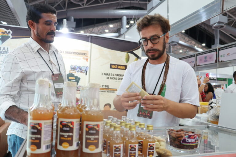 Da direita para a esquerda:  Coordenador de cadeias e mercados do Projeto, Pedro Xavier, com o produtor Cláudio Aquino