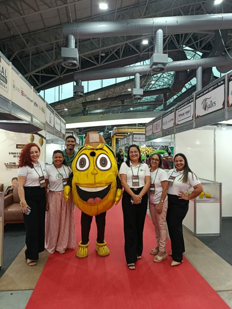 Equipe do PRS — Amazônia com a  presidente da AMPPF, Josefa Neves,  e com a associada, Alesandra Rodrigues