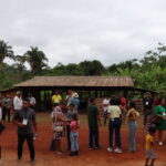 Escolas, organizações parceiras, representantes do setor público e privado e as comunidades locais estiveram presentes no evento. Ao fundo da imagem, a Farinheira Artesanal